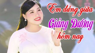 Video hợp âm Em Đứng Giữa Giảng Đường Hôm Nay Hồ Quỳnh Hương