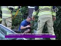Brandweer bevrijdt jonge pup uit tuinhek