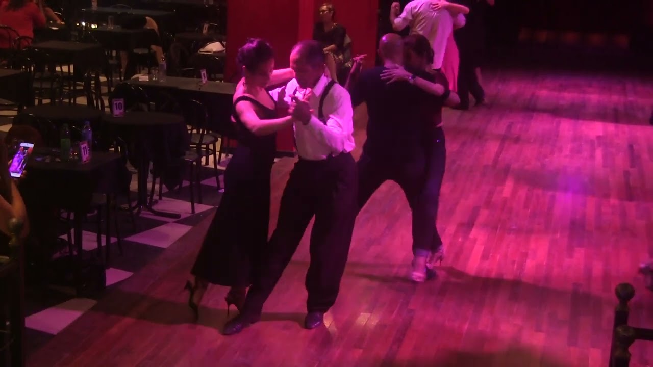 Baile de tango social. Profesional milongueando en la pista. Frank Obregon y compañera