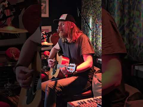 Erlend Robstad fremfører Startsangen.