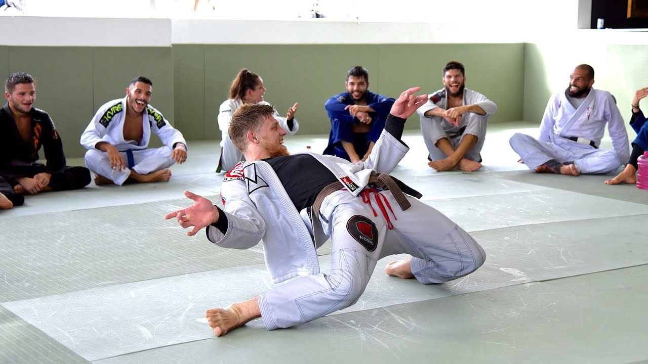 Fabio Kamikaze dançando na academia de jiu-jitsu! Dancing in the jiu-jitsu gym