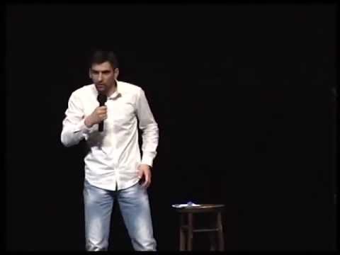 Nesa Bridzis imitira pevace...