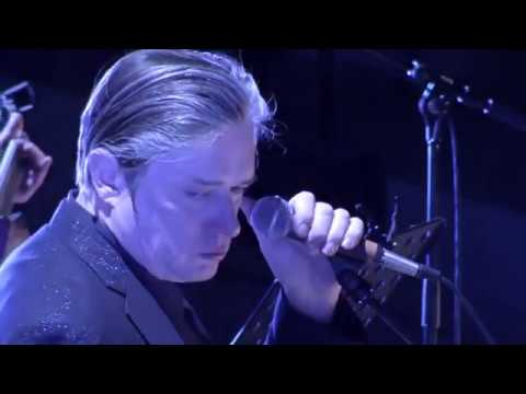 Οι Einstürzende Neubauten [Άινστυρτσεντε Νόιμπαουτεν] ερμηνεύουν το "Let's Do It a Dada" ["Ας το κάνουμε νταντά"] από τον δίσκο Alles wieder offen [Όλα πάλι ανοιχτά] (2007). Το τραγούδι παραπέμπει στο "Karawane" ["Καραβάνι"] του [[#Hugo Ball [Χούγκο Μπαλλ]#]] και σε μορφές του νταντά του Βερολίνου. Μεταφέρει έτσι την ηχητική πρόκληση της ντανταϊστικής δράσης στη μουσική industrial.