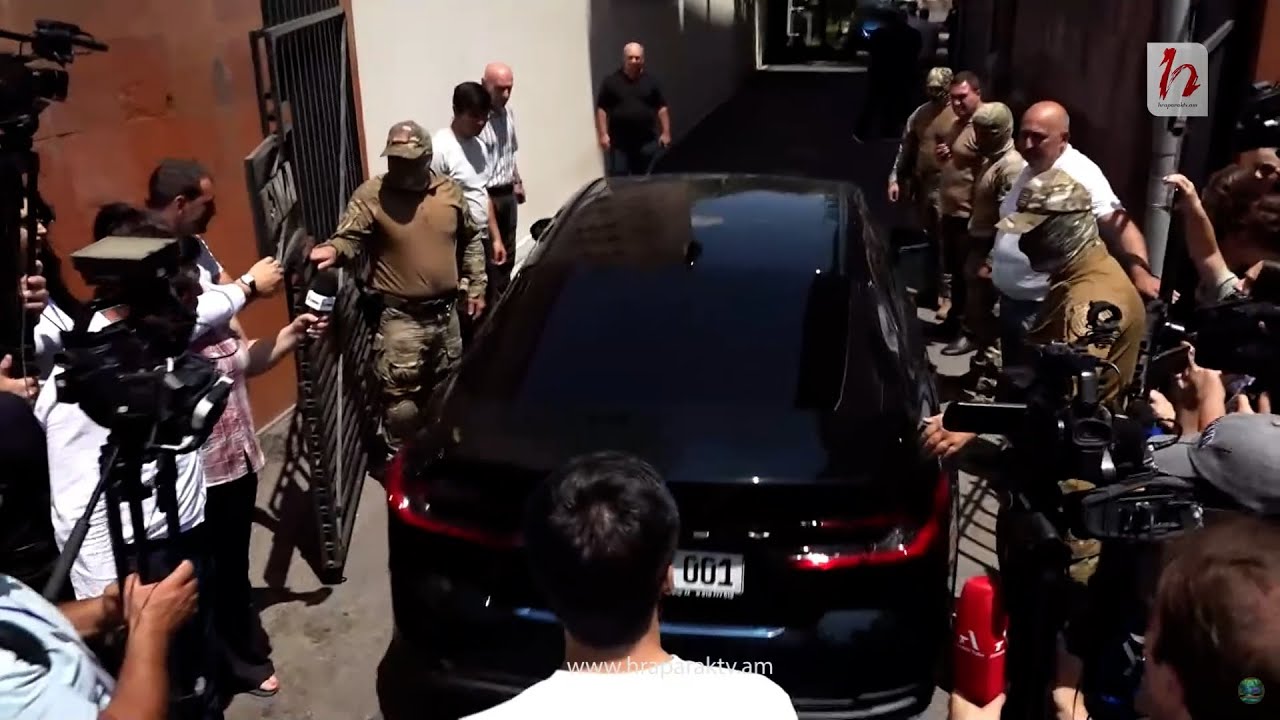 Բացվեց ՀԷՑ-ի գրասենյակի դարպասը. մեքենա մտավ տարածք