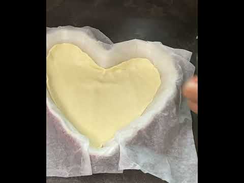 Cuore di pasta sfoglia crema pasticcera e mirtilli