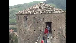 preview picture of video 'Brisighella castello rocca di brisighella torre con orologio brisighella Pasqua 2012'