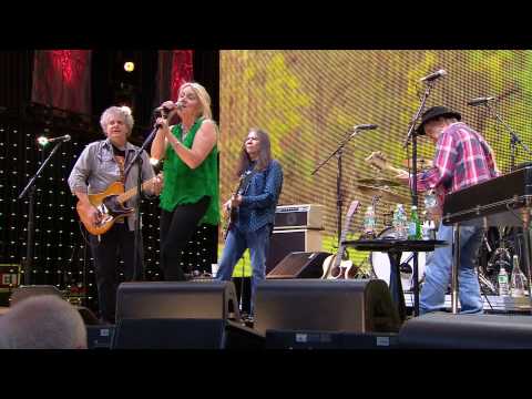 Pegi Young & The Survivors - Live at Farm Aid 2013