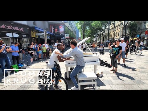 See what happens! – Crazy Pianist & Singer only improvise together on street in Vienna
