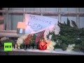 Москвичи приносят цветы к зданию французского посольства 