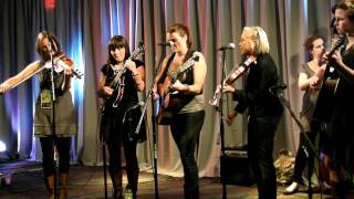 Della Mae  (with Laurie Lewis) - I Built This Heart