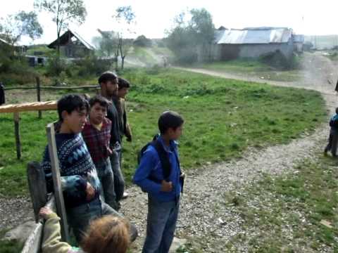 Copiii din Satul celor 70 de Bordeie