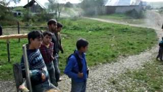 preview picture of video 'Copiii din Satul celor 70 de Bordeie'
