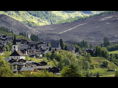 Un drone a capturé l'éboulement du glacier du Birch sur le village de Blatten, en Suisse