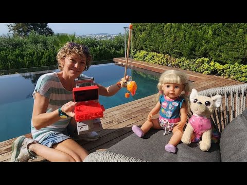 Spielspaß mit Nicole - Nicole angelt für Baby Born einen Fisch und grillt ihn - Spielzeugvideo