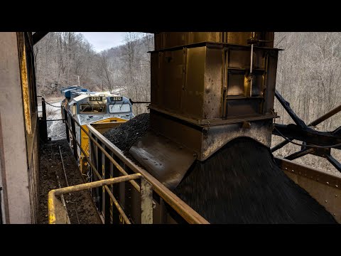 How Coal Trains are Loaded - Loading a Coal Train on the Ex. C&O Cabin Creek SD at Leewood, WV