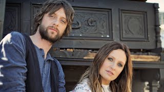 Kasey Chambers &amp; Shane Nicholson - Rattlin&#39; Bones - Live On RocKwiz 2008