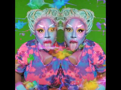 Sapphire performing to Una Locura