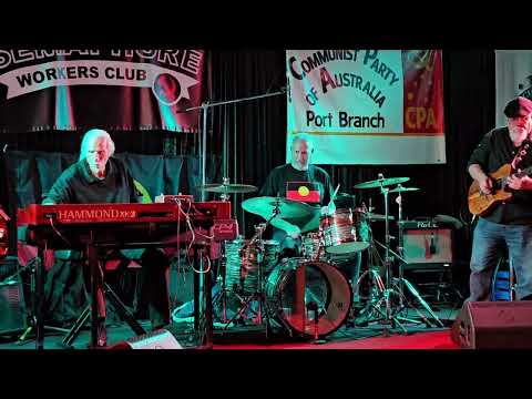 Dr Pocket (and the Mysterious Video Bomber) at Semaphore Workers Club 08/07/2023.