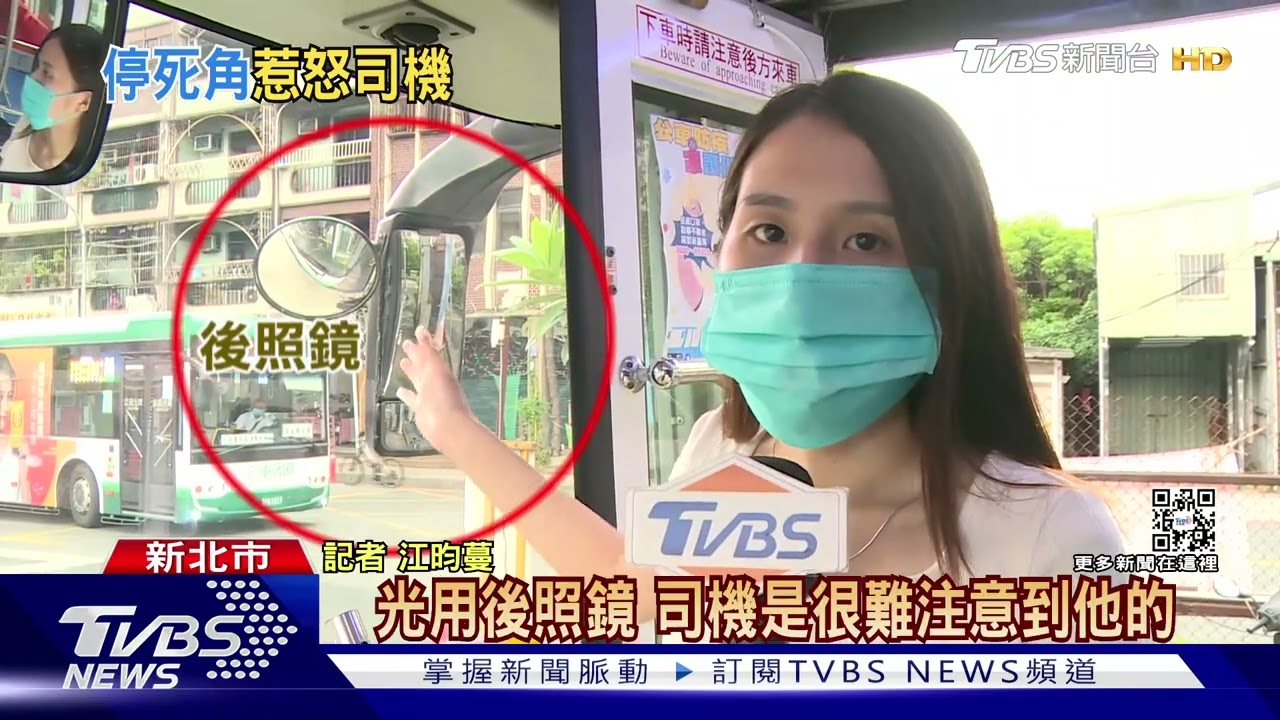 疑躲陰影!騎士「緊貼貨車」 還當街看報紙