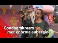 Condoomkraam met enorme aubergine moet jongeren aar de rubbers doen grijpen