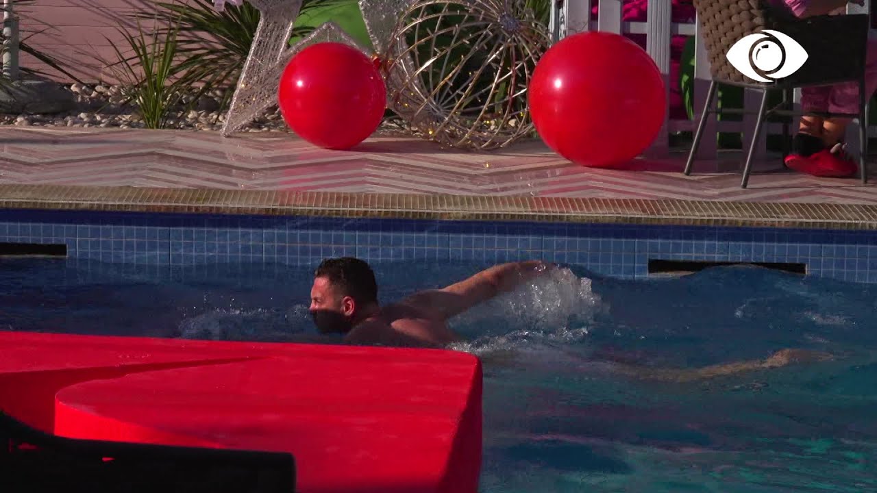 Luizi zhytet në pishinë, noton për disa minuta