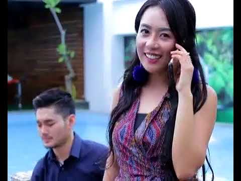 Model Cantik yg Juga Penyanyi Dangdut Cantika Poetry dalam clip : ADI LIANDRA CINTA BERCABANG.