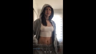 【ノーブラ美女】ボタンが見えてるよ。