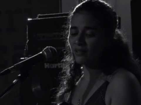 Ana Paula da Silva sings Aguas de Março (Tom Jobim)