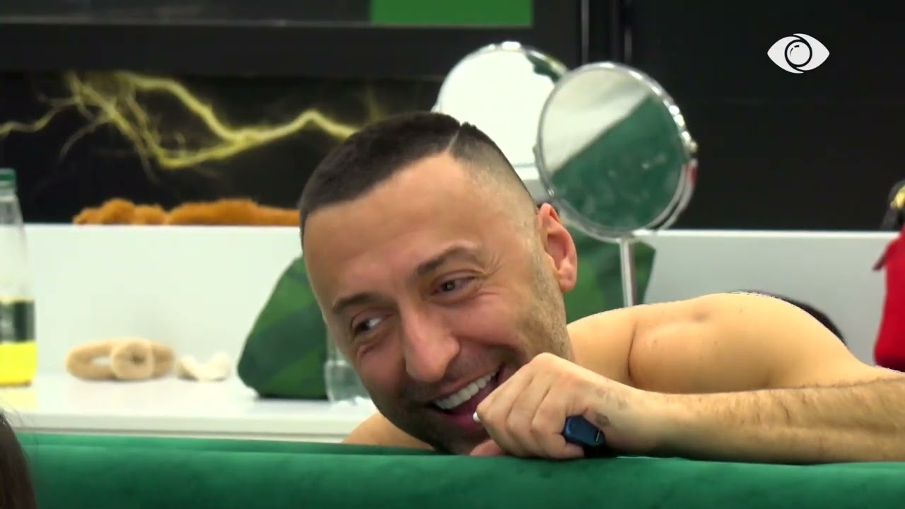 “E kam zemrën e zënë…”/ G Bani ngacmon Olën: Po ti nuk je e lidhur…