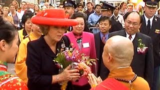 Boeddhisme in opspraak-Koningin Beatrix opent de Fo Kuang Shan Tempel op de Zeedijk.