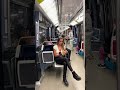 J OFFRE UNE ROSE DANS LE MÉTRO