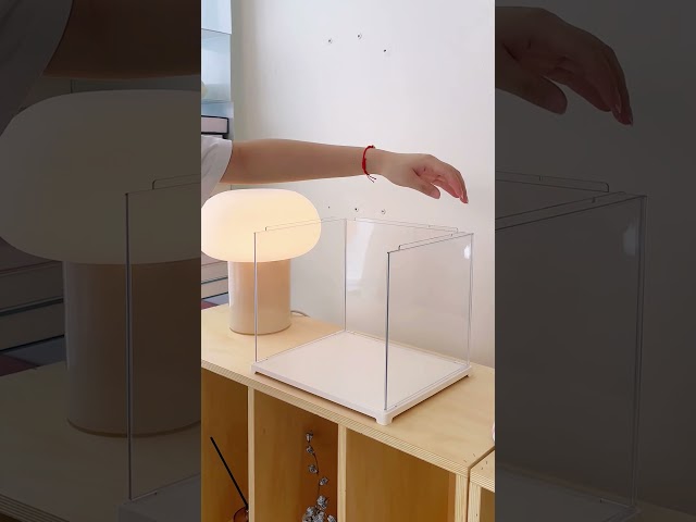 Vídeo relacionado con Caja de exhibición acrílica Rolife Transparente con cubierta antipolvo diseñada para casa de muñecas/Kit de casa en miniatura DIY/Rompecabezas 3D/Figuras de acción (28,7x23,7x24,4cm