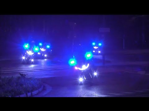 Verschillende Politie eenheden begeleiden Voetbalsupotters naar het Bosuilstadion in Antwerpen
