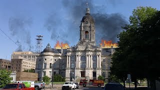 preview picture of video 'OLD COURTHOUSE BUILDING IN EVANSVILLE INDIANA ON FIRE'