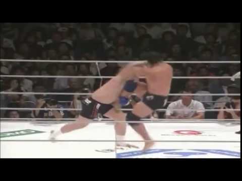 PRIDE 7: Igor Vovchanchyn knocks Mark Kerr down