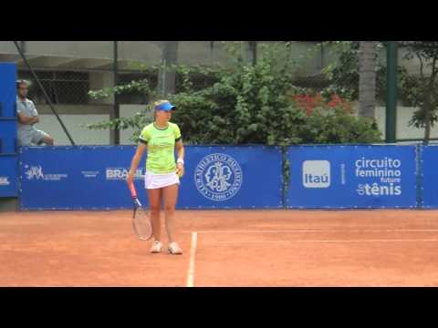 Laura Pigossi serving