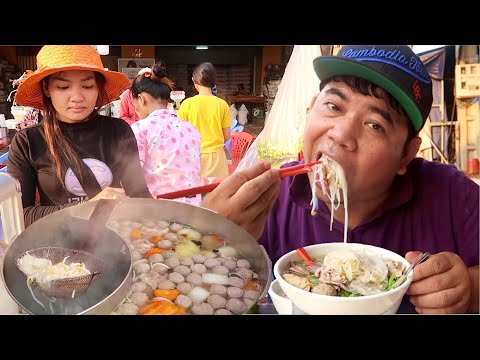 Meatball Noodle Soup and Beef Stir Fried with Noodle