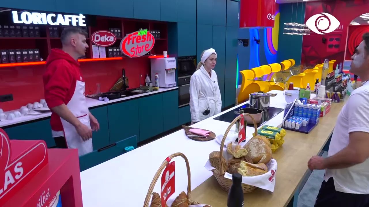 Banorët pastrojnë shtëpinë, Armaldo këndon