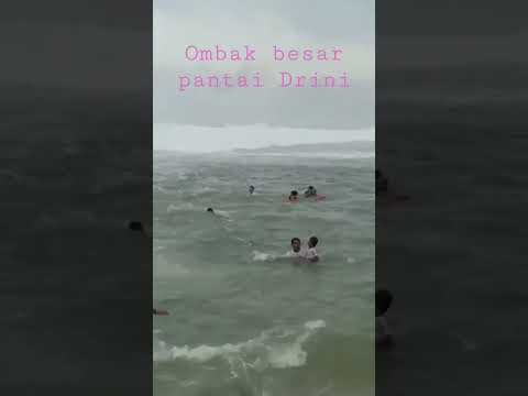 Hujan setiap hari di selatan Jogja bikin suasana makin misterius! 🌧️ Tapi hati-hati ya, ombaknya lagi besar banget, stay...