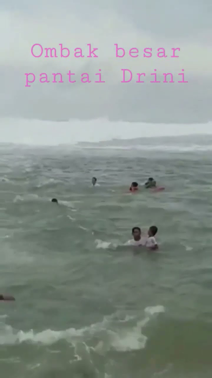 Hujan setiap hari di selatan Jogja bikin suasana makin misterius! 🌧️ Tapi hati-hati ya, ombaknya lagi besar banget, stay...