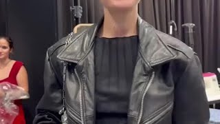 Gigi Hadid, des backstages au podium pour Rabanne à la Fashion Week de Paris