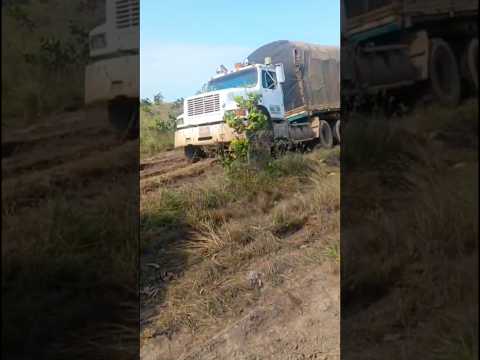 Enterrado por las vía a Puerto Carreño Vichada 🇨🇴 #trucks #automobile #offroad