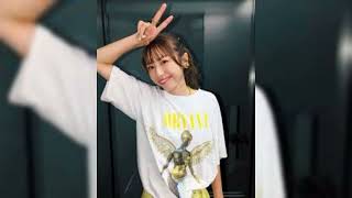 アナ雪シンガー〝胸元ザックリ〟ショット公開、ミニスカで美脚あらわに「女神様にしか見えません」「素敵です」