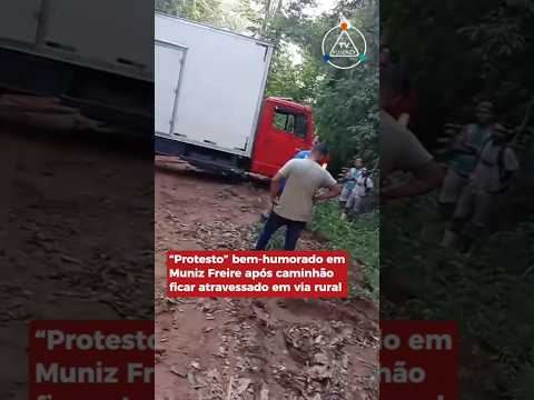 Protesto bem-humorado em Muniz Freire, Espírito Santo, após caminhão ficar atravessado em via rural.