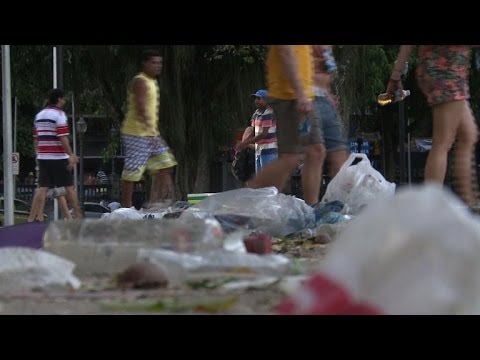 Rio: après le carnaval, les déchets envahissent les rues. Durée: 00:58
