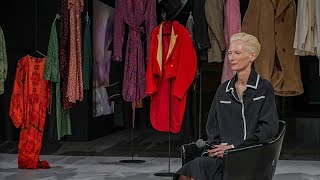 Tilda Swinton estrena exposición sobre su carrera "colectiva" con piezas de Jarmusch y Almodóvar