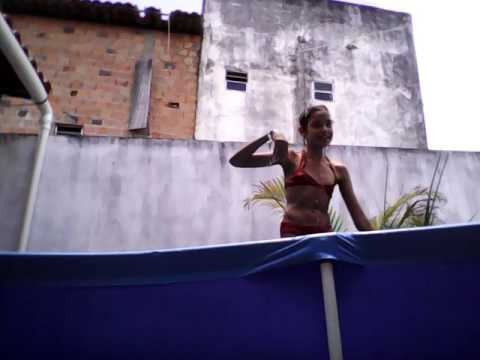 tomando banho na piscina com gabriela 