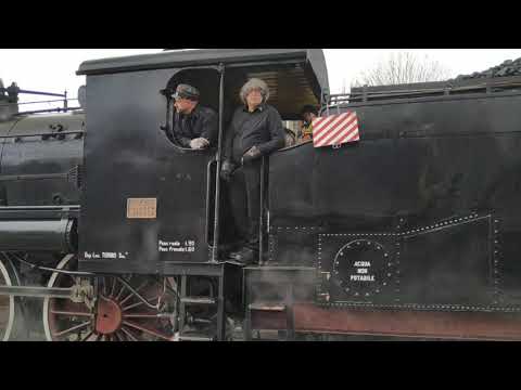 Ferrovia delle Langhe-Roero e Monferrato: la spettacolare locomotiva a vapore, in stazione ad Alba