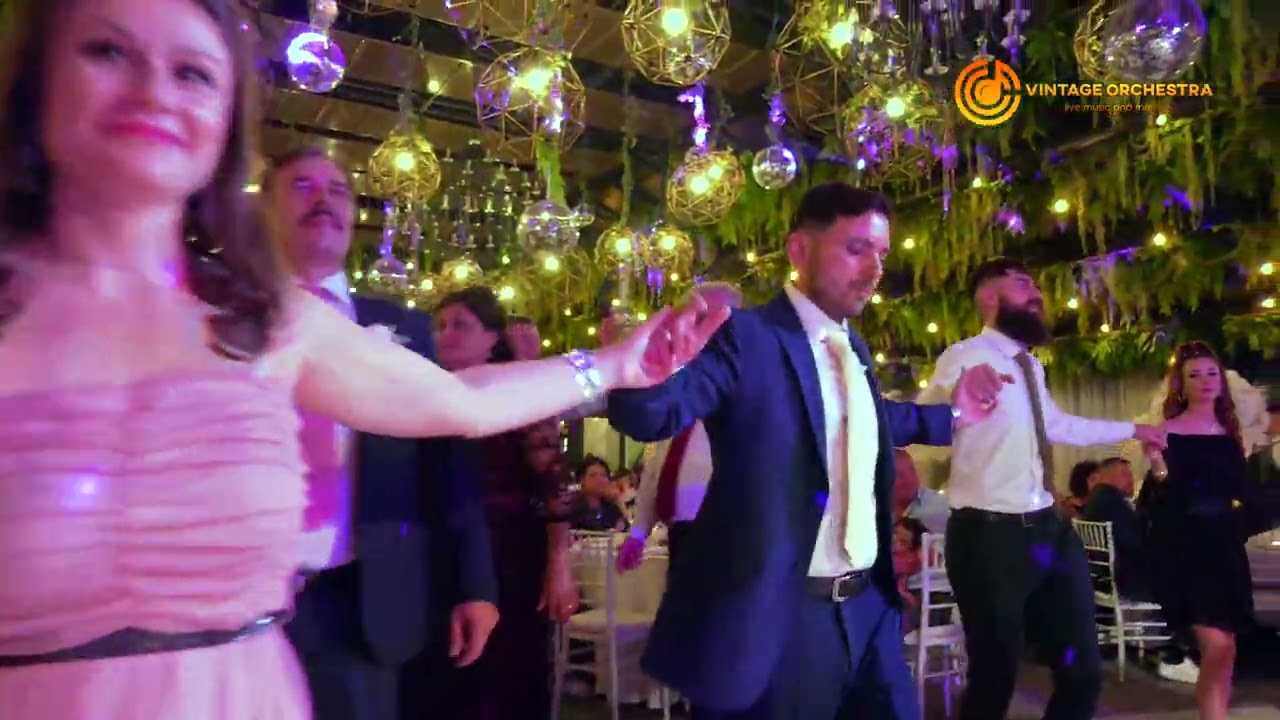 Roxana Sava & Vintage Orchestra - Uite-le mândruțele, La vara plecam la munte, Omul bun stie sa duca