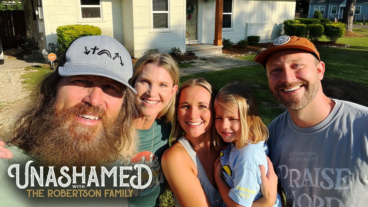 Ep 1145 | Missy’s Anniversary Gift to Jase Goes Viral & How to Share Jesus in a Small Home